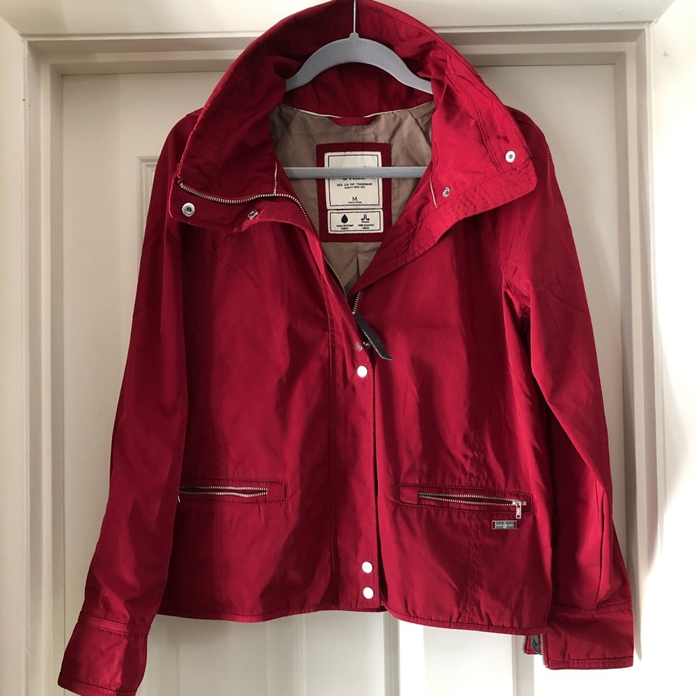 Windbreaker/ rain jacket